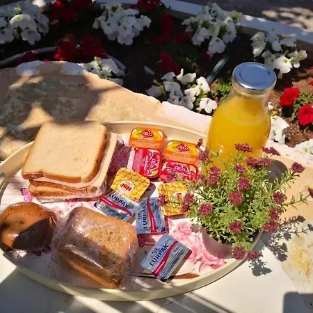 Yard- Family Retreat דירה *